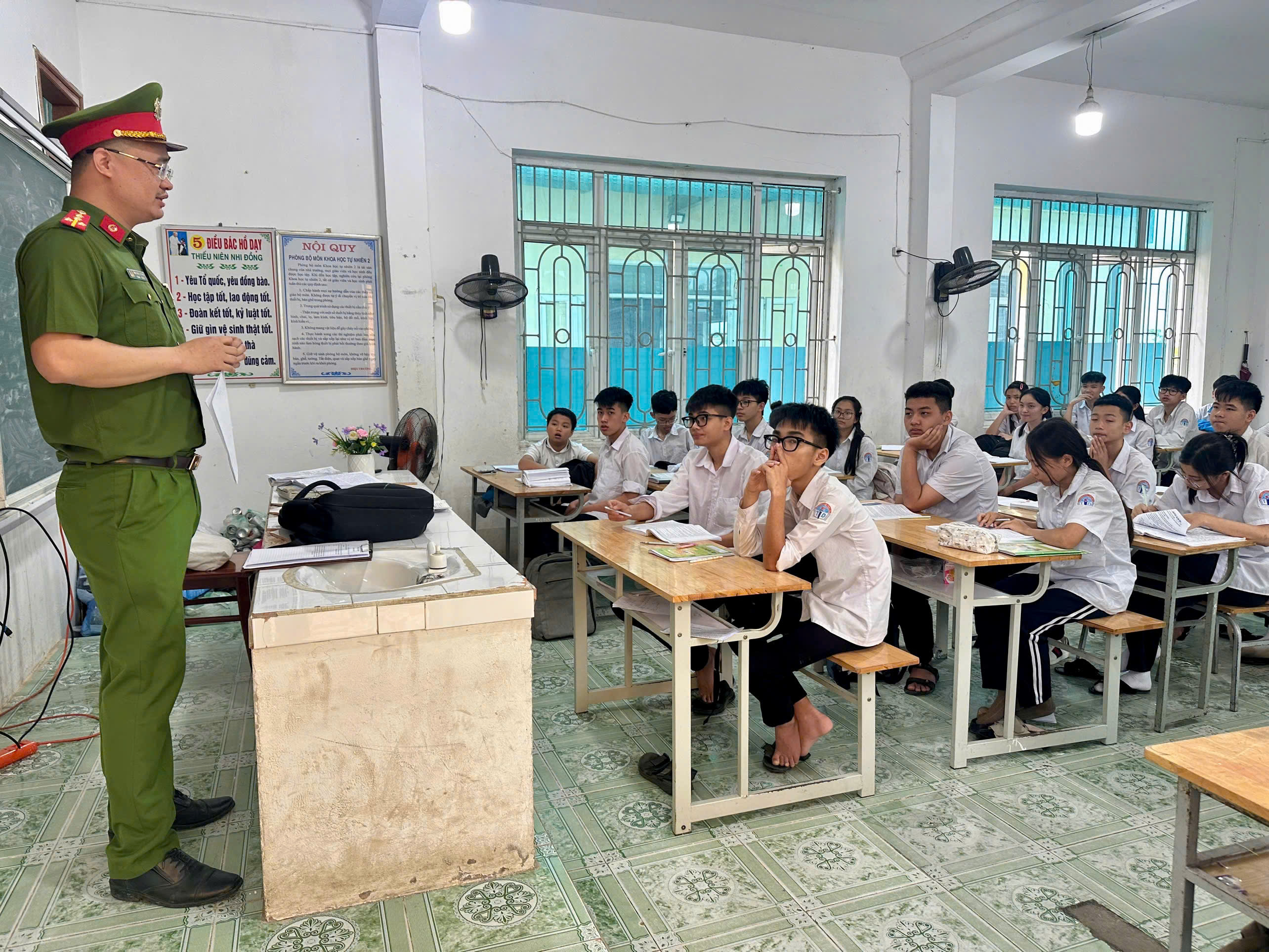 Công an phường Lê Đại Hành đồng loạt ra quân tuyên truyền, kiểm tra việc chấp hành pháp luật trong học sinh
